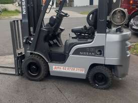 2014 model Nissan 1.8 ton container entry forklift for sale extra low hours (under 1,000) - picture2' - Click to enlarge