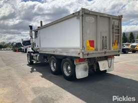 2003 Mack CLS Trident - picture2' - Click to enlarge