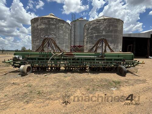 GREAT PLAINS DISC SEEDER 