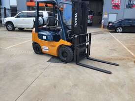 Toyota Forklift 1.8T Container Mast  - picture0' - Click to enlarge