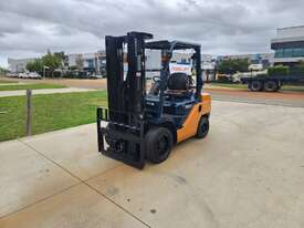 Toyota Forklift 3T Container Mast  - picture2' - Click to enlarge