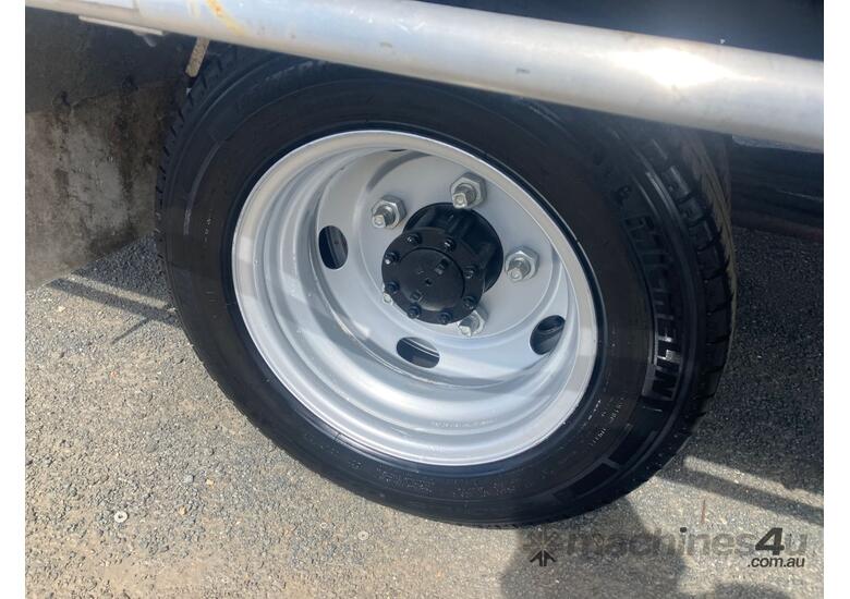 caption 2021 Isuzu NLR 45-150 Table Top