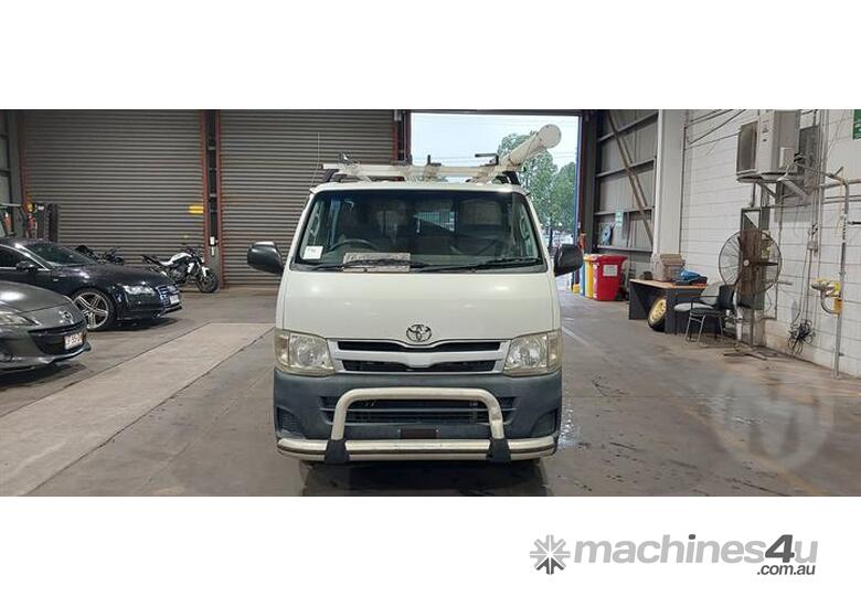 caption Toyota Hiace 200