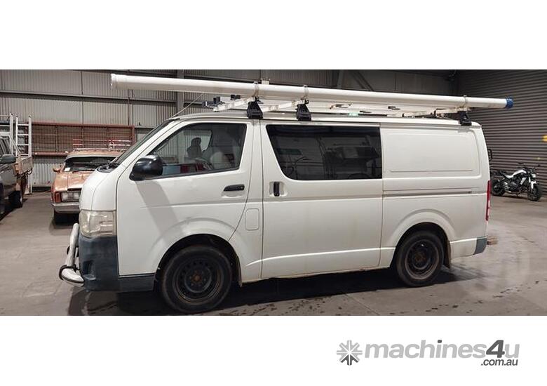 caption Toyota Hiace 200