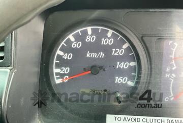 2006 Isuzu NPR200 MWB Table Top