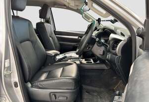 Toyota 2023   Hilux SR5 Diesel