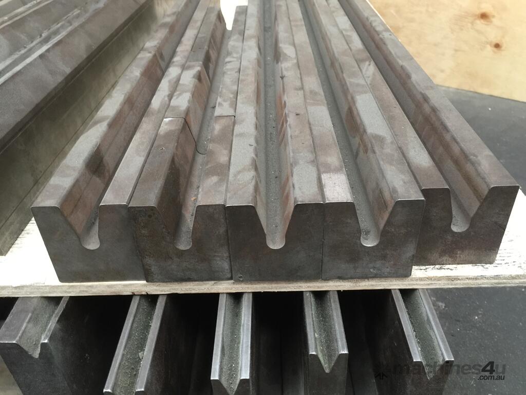 Used 2002 fm tool & gauge 22MM WIDE VEE RADUIS TOOLING 835mm long 1