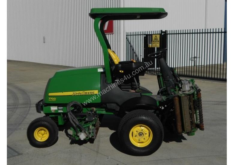 caption John Deere 7700 Golf Fairway mower Lawn Equipment