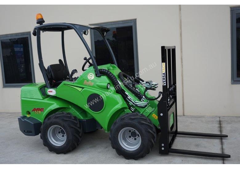 caption Avant 528 Mini Loader for Beekeepers
