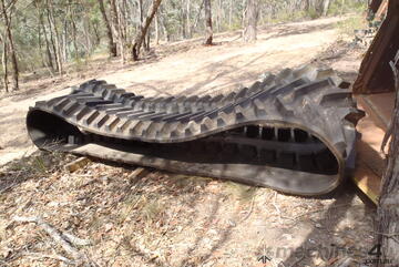 Caterpillar Rubber Tracks   Old Stock Challenger GENUINE