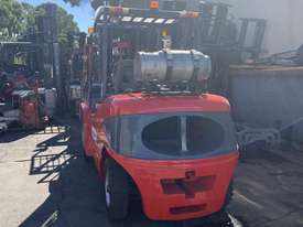 5 tonne Unit - Fork Positioners - Container Mast - Buy or Rent - Very Low Hours - picture1' - Click to enlarge