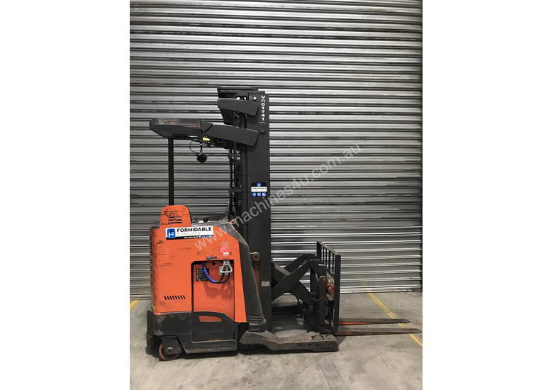 caption Raymond 7400 Reach Forklift Forklift