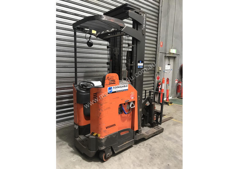 caption Raymond 7400 Reach Forklift Forklift