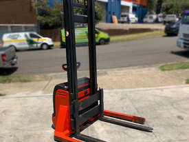 Linde 1.2T Walkie Stacker FOR SALE - picture2' - Click to enlarge