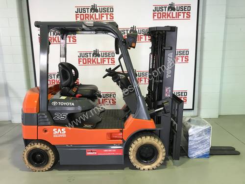 2011 ELECTRIC  TOYOTA 7FB25 4 WHEEL COUNTER BALANCED FORKLIFT CONTAINER ENTRY 