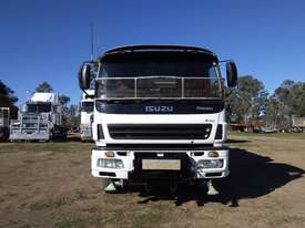 Isuzu water Truck - picture1' - Click to enlarge