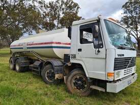 Volvo Bogie Drive Twin Steer Water Truck - picture0' - Click to enlarge