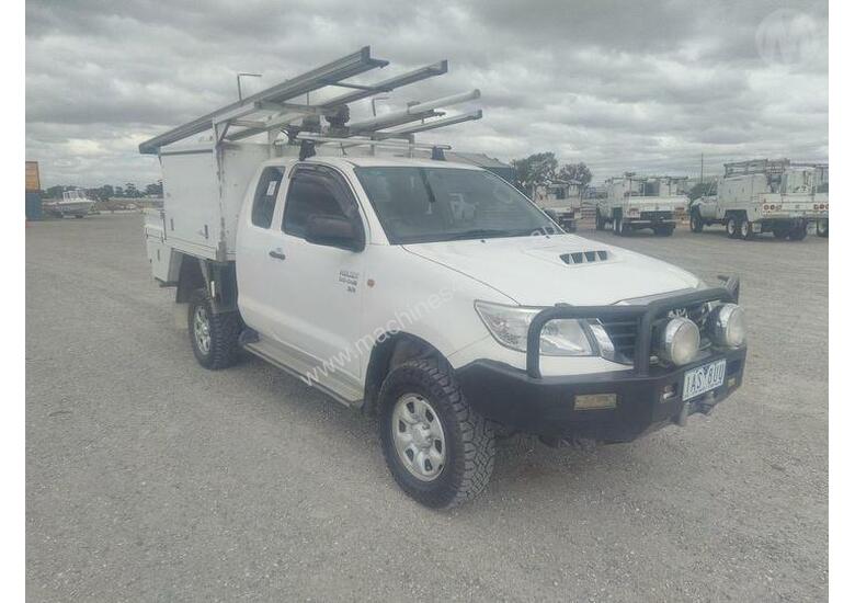 caption Toyota Hilux 150