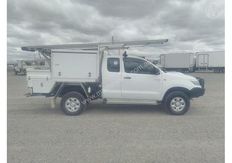 caption Toyota Hilux 150