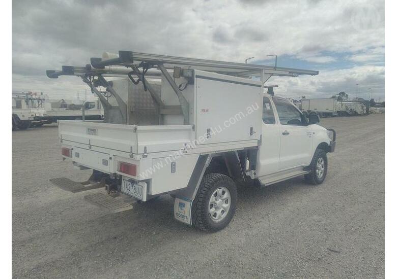caption Toyota Hilux 150