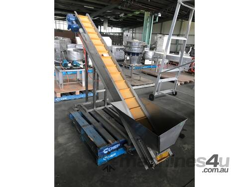 Elevating conveyor