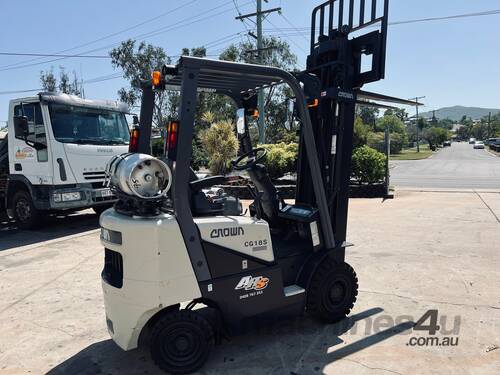 Low Hour Crown Container Mast Forklift