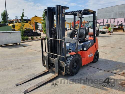 2014 HELI FORKLIFT WITH 3304 HOURS, 2.5T CAPACITY, 4500mm LIFT, SIDE SHIFT, LPG ENGINE