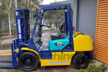 ACTIVE FORKLIFTS - Komatsu 2.5 ton container entry forklift for sale-4300mm lift height solid tyres