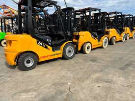 UN Forklift 3.5T Gas/Petrol Forklift: Forklifts Australia - the Industry Leader! - picture2' - Click to enlarge