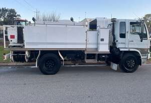 Truck Fire Truck Hino Kestral 4x4 1993 21120km SN1530. 6 speed. 2000L. In good condition.