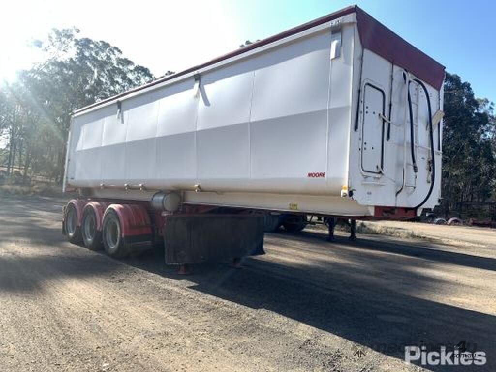 Buy Used 2013 moore 2013 Moore Tri Axle Tipper Tri Axle Grain Trailer