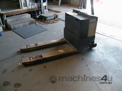 caption Pallet mover Crown 2000kg