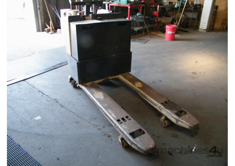 caption Pallet mover Crown 2000kg