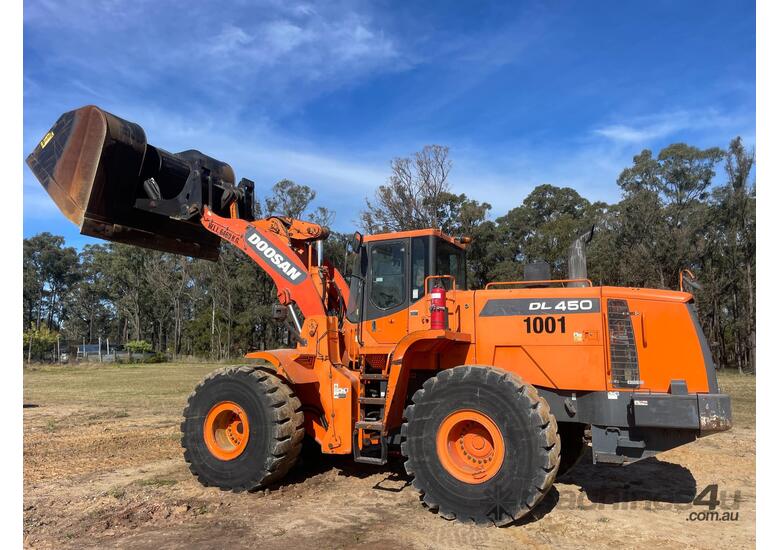 caption Doosan DL450 Loader/Tool Carrier Loader