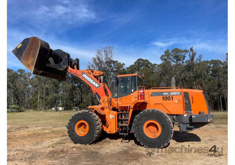 caption Doosan DL450 Loader/Tool Carrier Loader