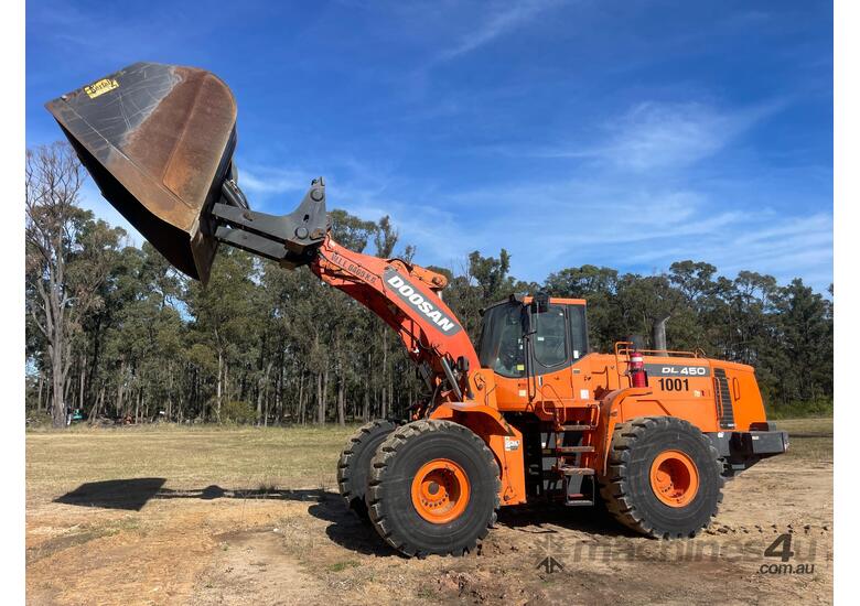 caption Doosan DL450 Loader/Tool Carrier Loader