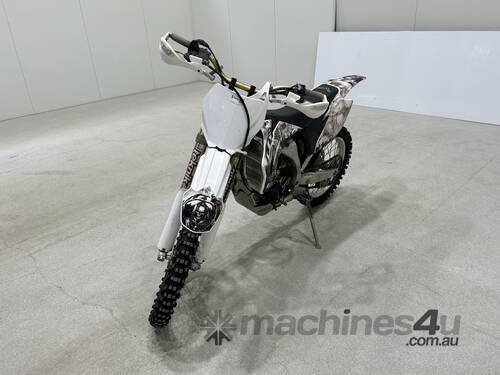 caption 2007 Yamaha YZ450F Dirt Bike