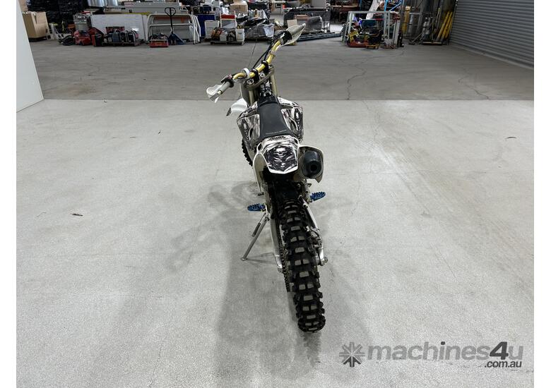 caption 2007 Yamaha YZ450F Dirt Bike