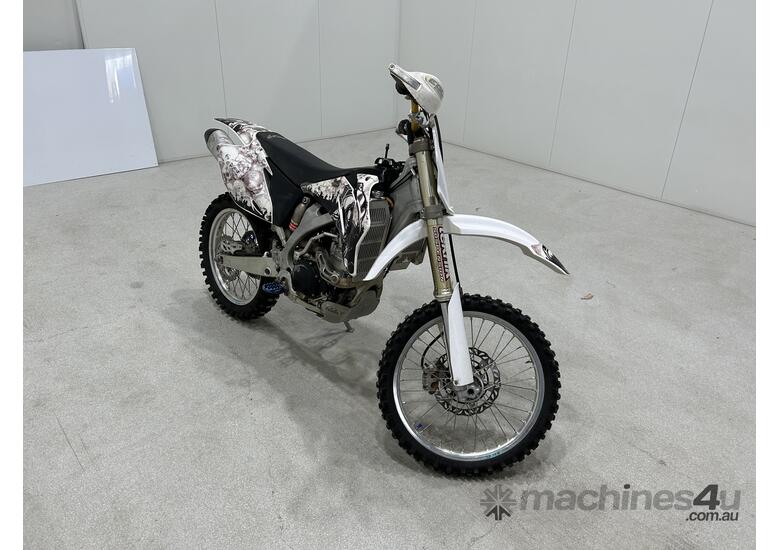 caption 2007 Yamaha YZ450F Dirt Bike