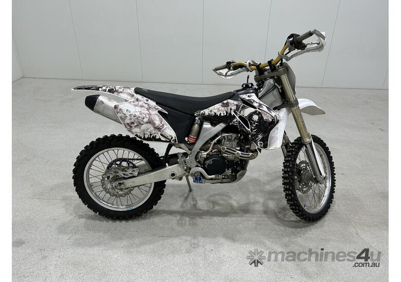 caption 2007 Yamaha YZ450F Dirt Bike
