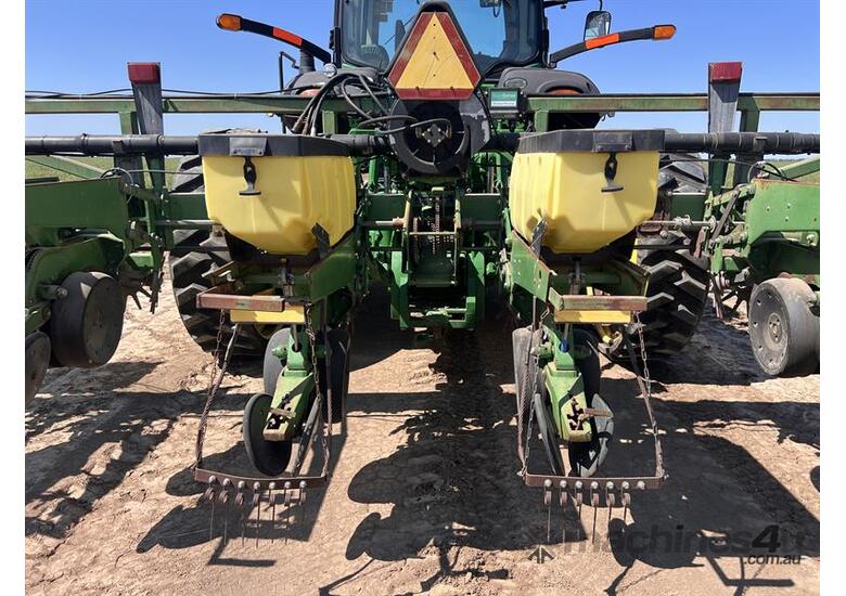 caption John Deere 1700 Precision Planter