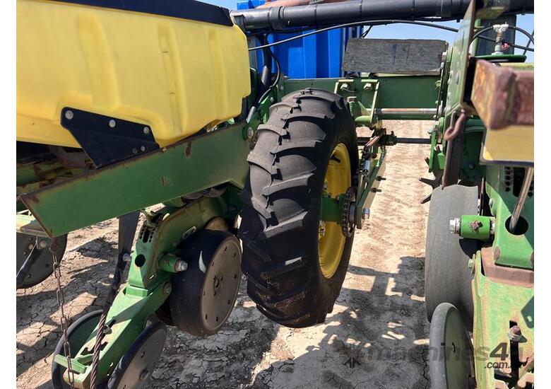 caption John Deere 1700 Precision Planter