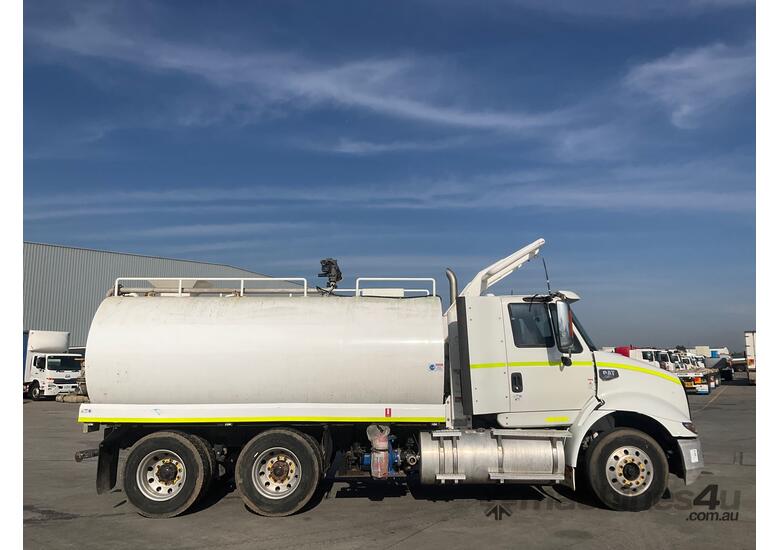 caption 2010 Caterpillar CT700 Water Cart