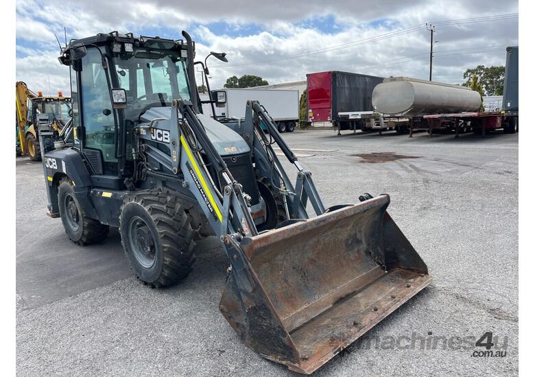 caption 2017 JCB 3CX 10L4WS Backhoe