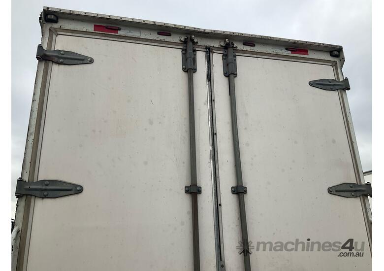 caption 2010 Mitsubishi Canter L7/800 Pantech