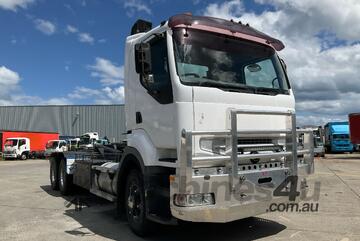 2005 Mack Quantum Hook Bin Truck
