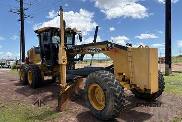 John Deere   672g