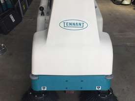 TENNANT 6100 SWEEPER 145 hours - picture0' - Click to enlarge
