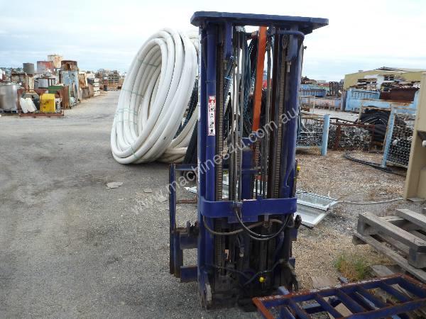 caption KOMATSU FORKLIFT TRIPLE STAGE CONTAINER MAST