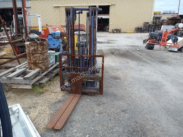 caption KOMATSU FORKLIFT TRIPLE STAGE CONTAINER MAST